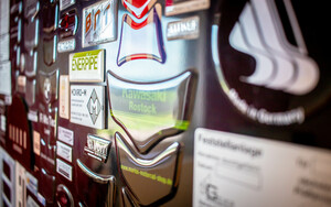 Musterwand mit Aufklebern bei der Druckerei Fenris GmbH