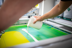 Farbe auf eine Siebdruckrahmen gießen